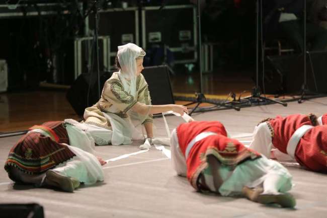 drama-theater-pretty-person-festival-portrait-outfit-woman-F100015080